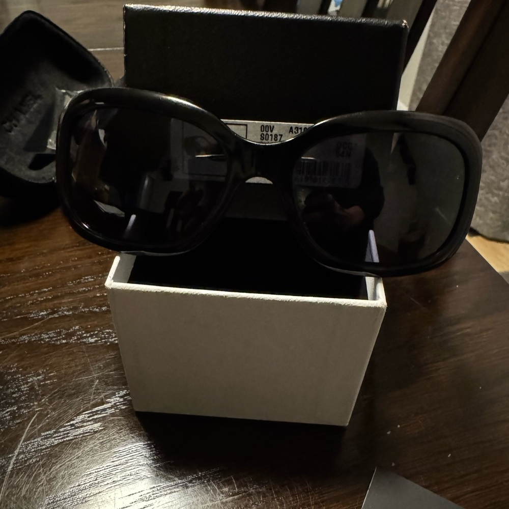 CHANEL Black Sunglasses - Picture 4 of 16